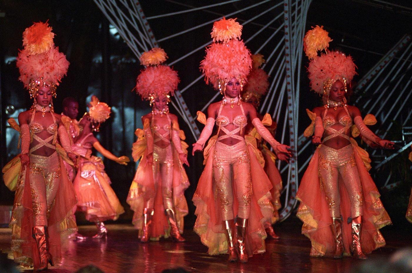 Tänzer, Revue-Theater, and Nightclub "Tropicana" in Havana, Cuba.