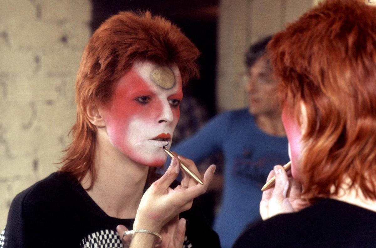 Becoming Ziggy Stardust: The Mesmerizing Makeup Journey of David Bowie in 1973