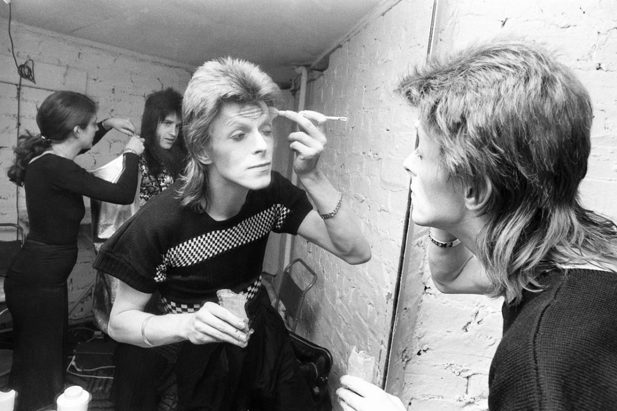 Becoming Ziggy Stardust: The Mesmerizing Makeup Journey of David Bowie in 1973