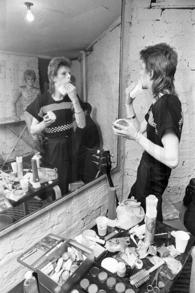 Becoming Ziggy Stardust: The Mesmerizing Makeup Journey of David Bowie in 1973