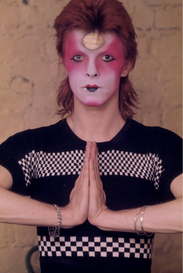 Becoming Ziggy Stardust: The Mesmerizing Makeup Journey of David Bowie in 1973