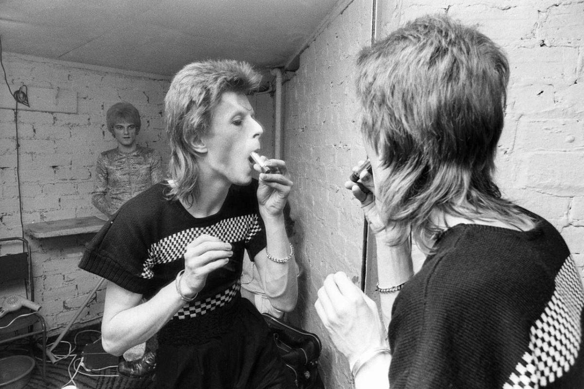 Becoming Ziggy Stardust: The Mesmerizing Makeup Journey of David Bowie in 1973