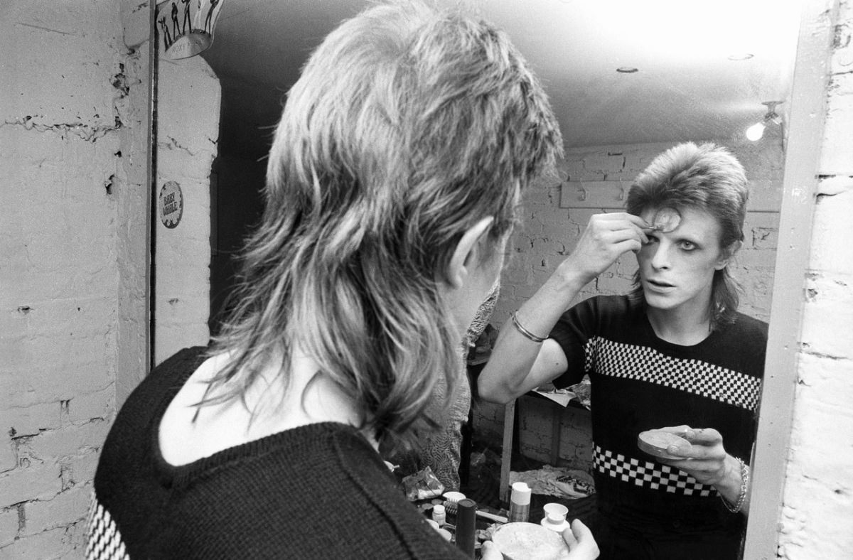 Becoming Ziggy Stardust: The Mesmerizing Makeup Journey of David Bowie in 1973