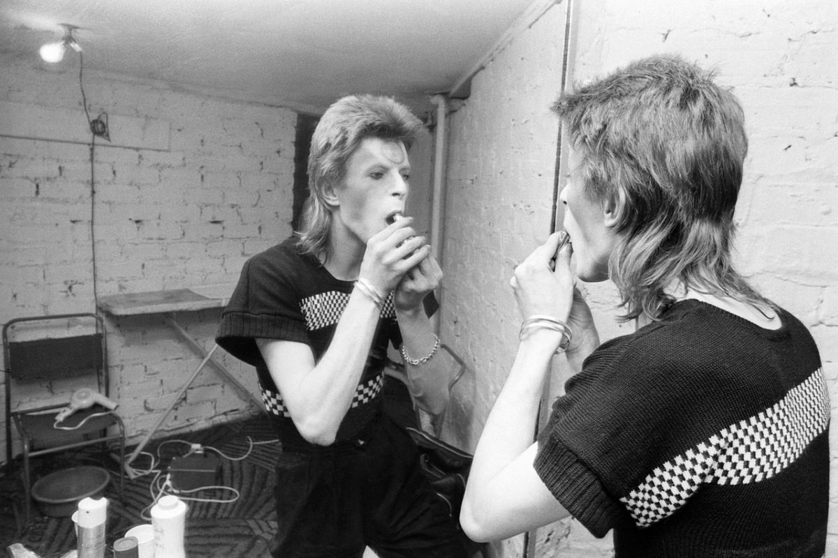 Becoming Ziggy Stardust: The Mesmerizing Makeup Journey of David Bowie in 1973