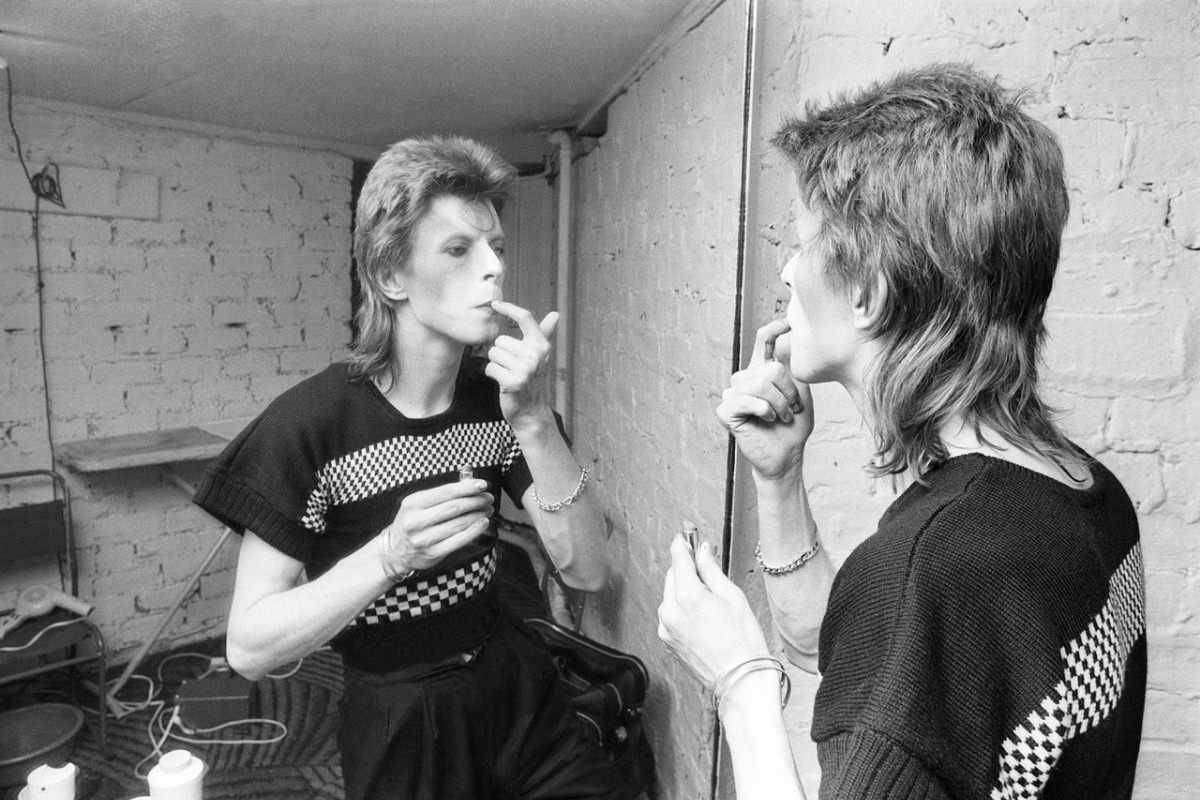 Becoming Ziggy Stardust: The Mesmerizing Makeup Journey of David Bowie in 1973