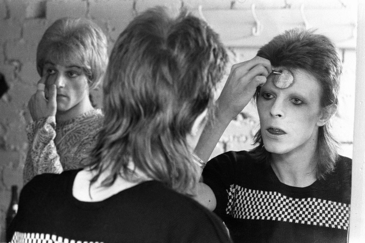 Becoming Ziggy Stardust: The Mesmerizing Makeup Journey of David Bowie in 1973