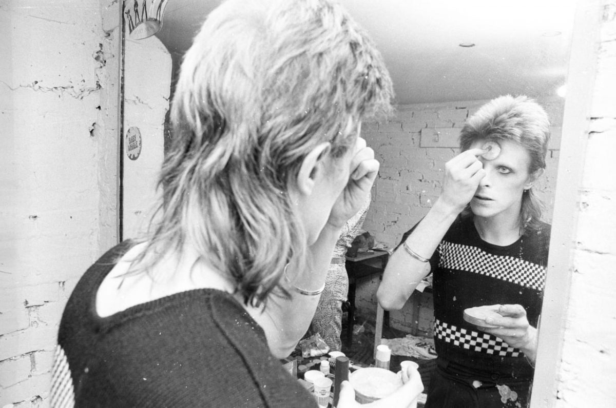 Becoming Ziggy Stardust: The Mesmerizing Makeup Journey of David Bowie in 1973