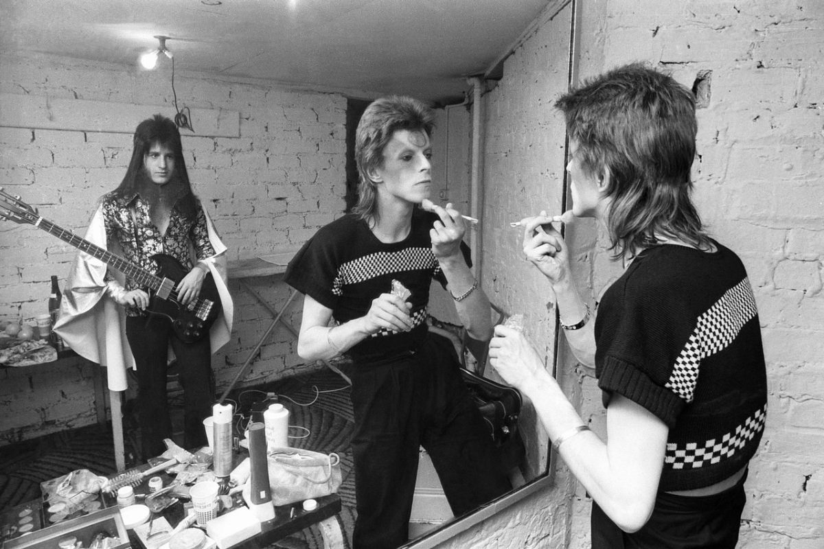 Becoming Ziggy Stardust: The Mesmerizing Makeup Journey of David Bowie in 1973