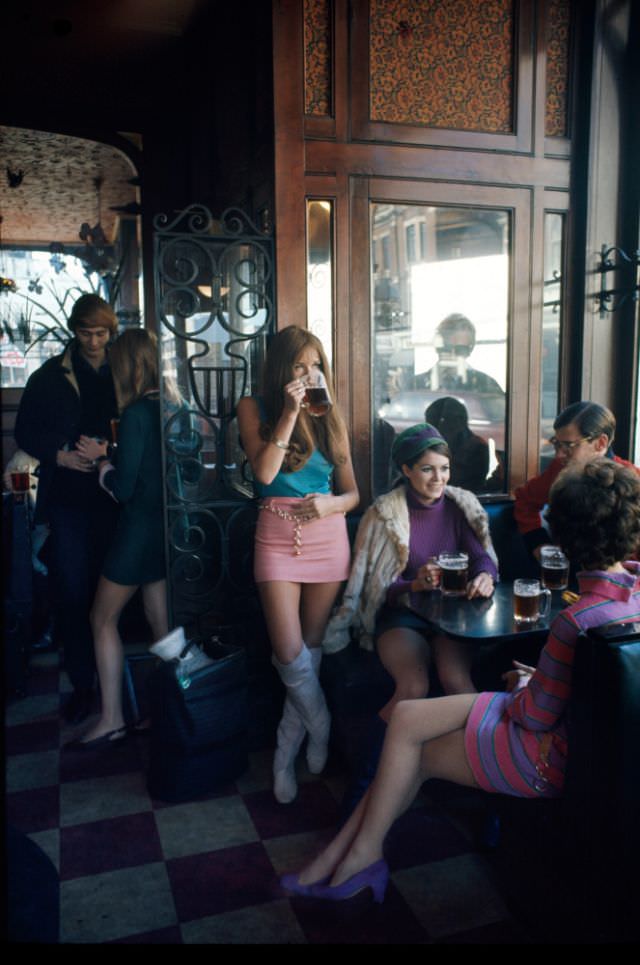 Sixties fashions in pub on the King's Road, London, 1967