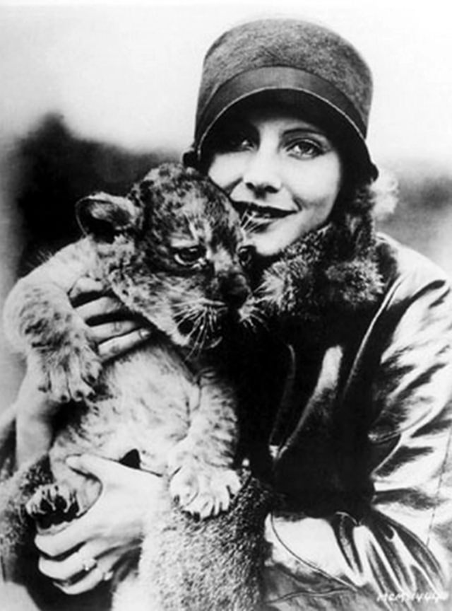 The Story Behind Greta Garbo Posing with MGM's Leo the Lion in 1926