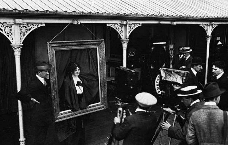 Photographers takes pictures of beauty show winners, Folkestone, England, 1913.