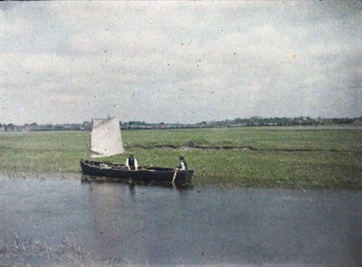 Currach gracefully navigating the River Shannon, near Athlone, June 1913