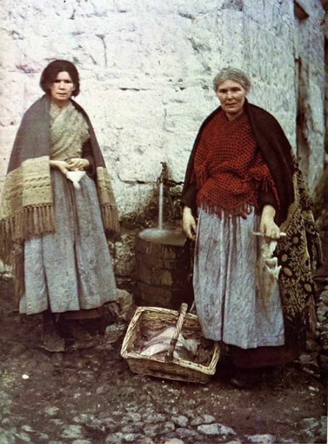 Traditional Irish knitwear showcased in An Spidéal, Galway, 1 May 1913