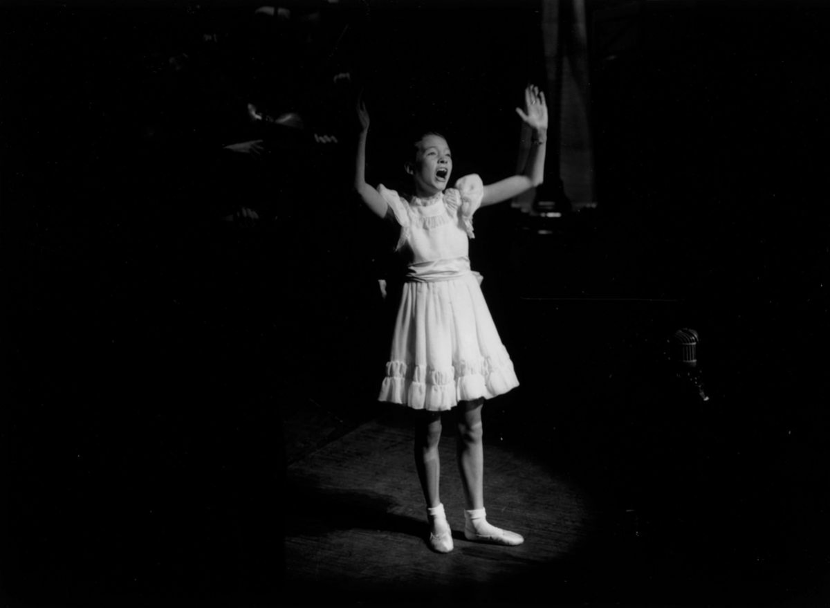 Rare and Heartwarming Childhood Photos of Julie Andrews