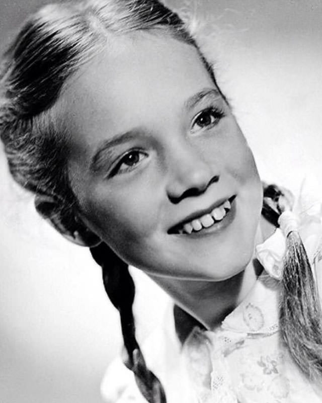Rare and Heartwarming Childhood Photos of Julie Andrews