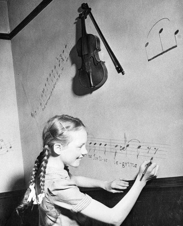 Rare and Heartwarming Childhood Photos of Julie Andrews