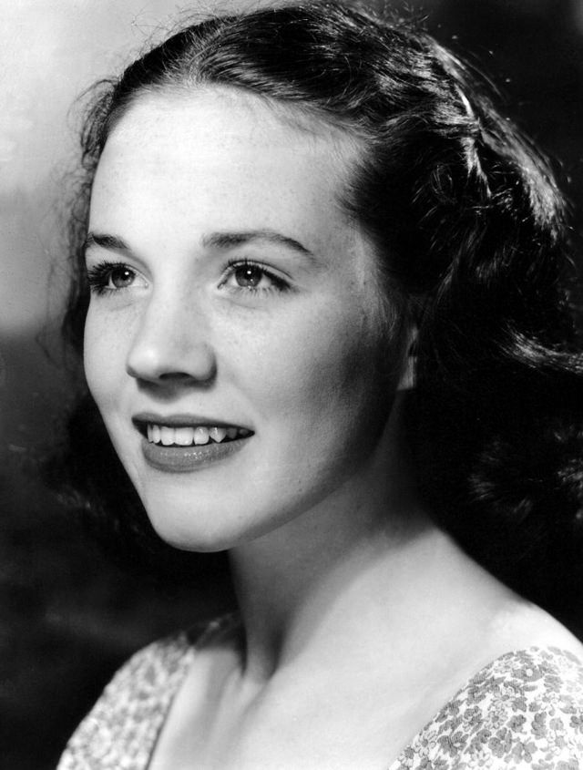 Rare and Heartwarming Childhood Photos of Julie Andrews
