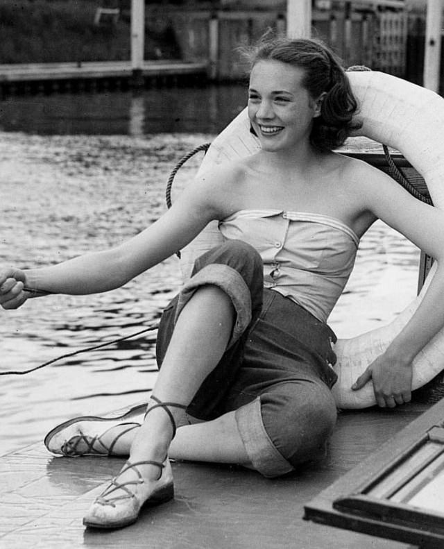 Rare and Heartwarming Childhood Photos of Julie Andrews