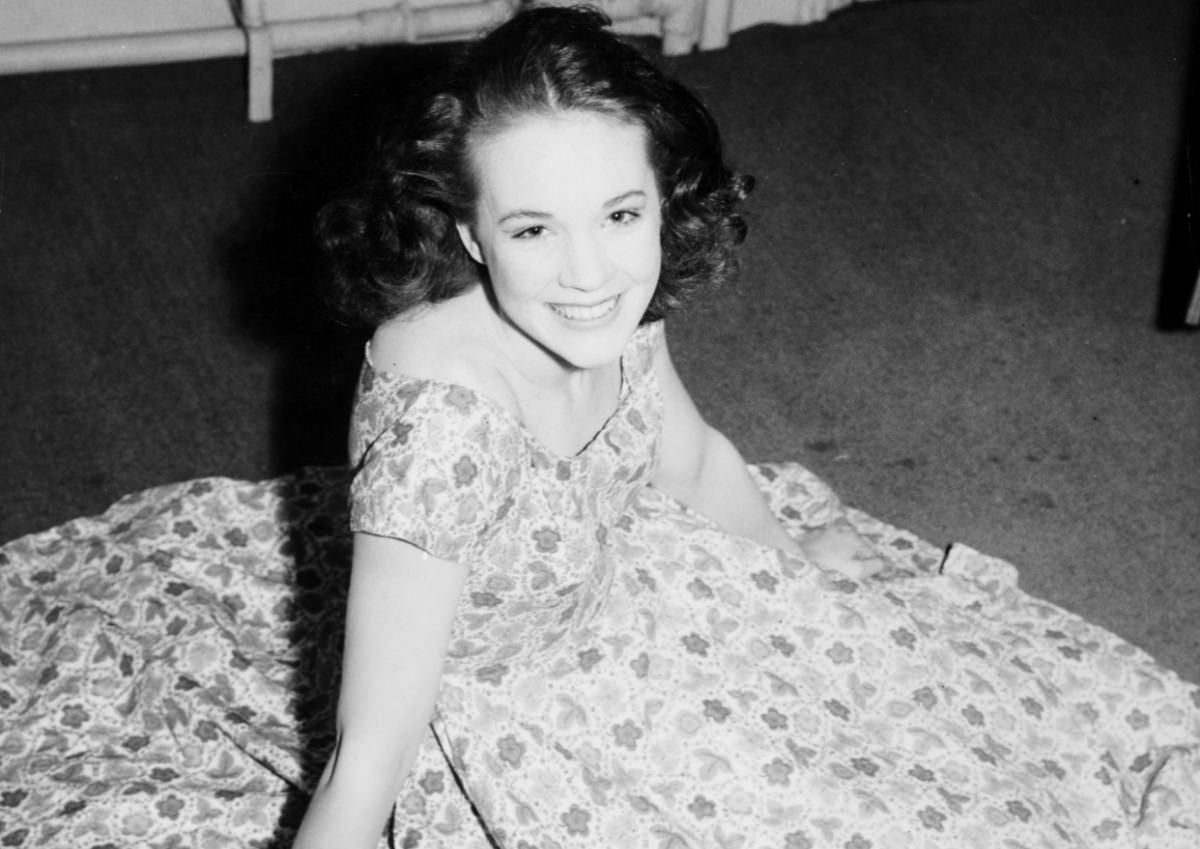 Rare and Heartwarming Childhood Photos of Julie Andrews