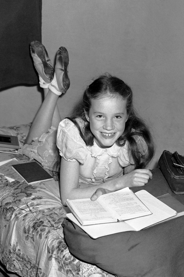 Rare and Heartwarming Childhood Photos of Julie Andrews