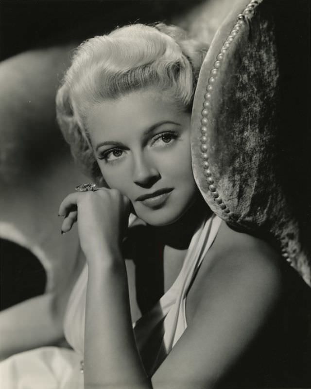 Silver Screen Beauty: Stunning Photos of Lana Turner during the Filming of 'Slightly Dangerous' (1943)