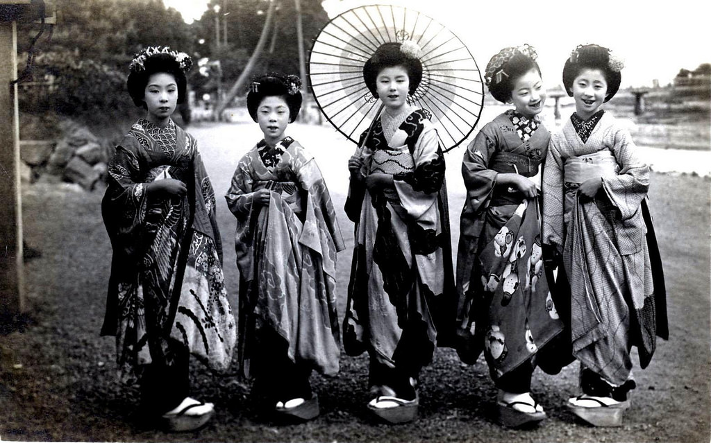 Five Maiko girls posing for a shot, 1920s