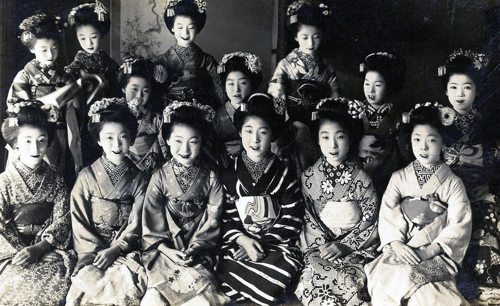 Fourteen Maiko girls in Komonos, 1920s
