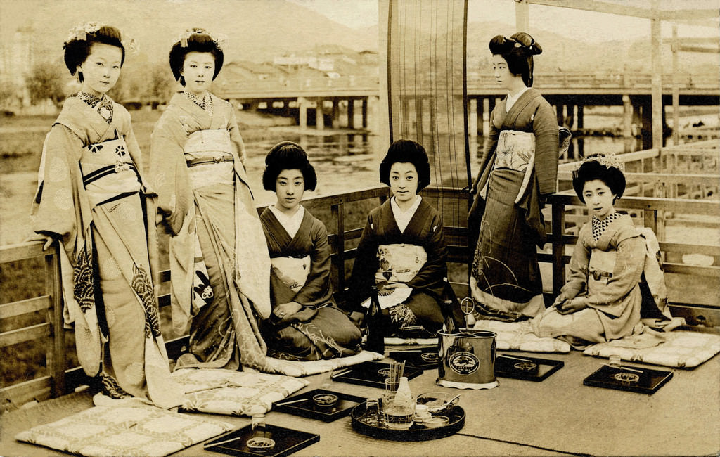 Geikos on a summer balcony, 1920