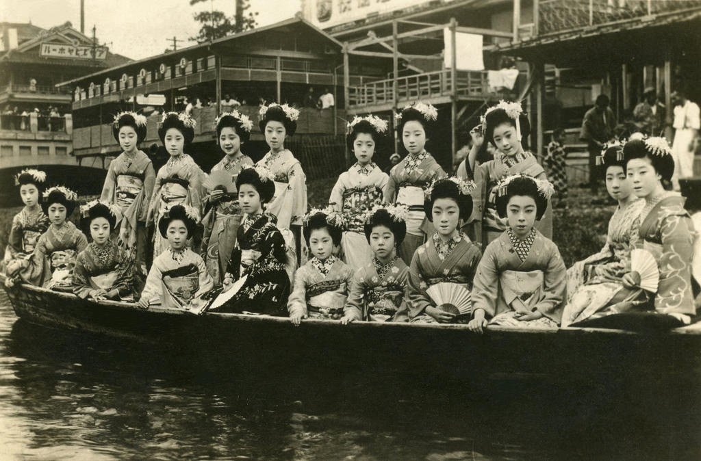 Maiko girls in a Takase-bune, 1926