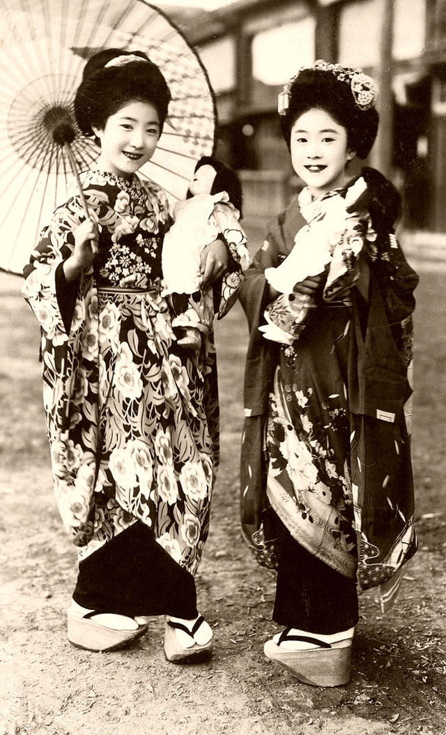 Maiko girls with dolls, 1920s