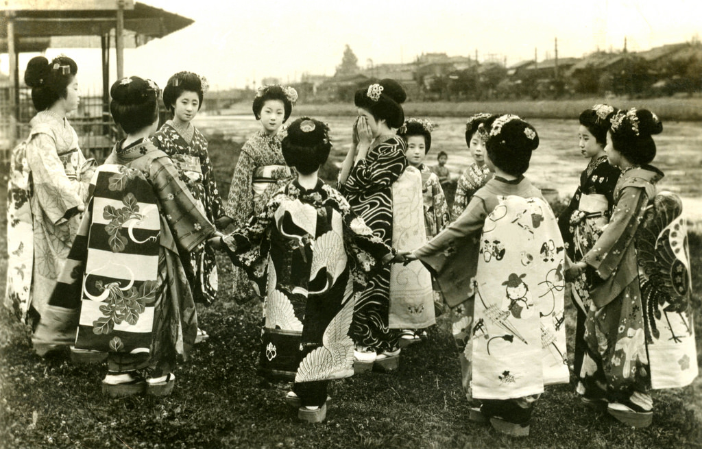 A group of Maiko girls playing a game, 1920s
