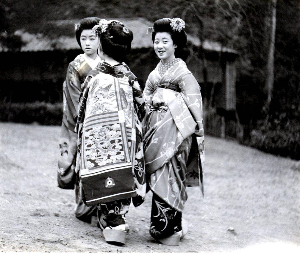 Maikos with dragon obi Kimonos in the 1920s