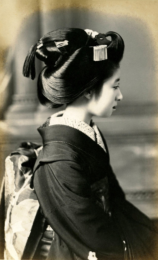 Portrait of a Maiko with Sakkou hairstyle in the 1920s