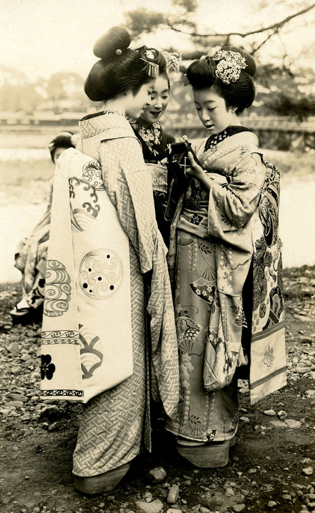 Three Maiko girls with a camera, 1920s