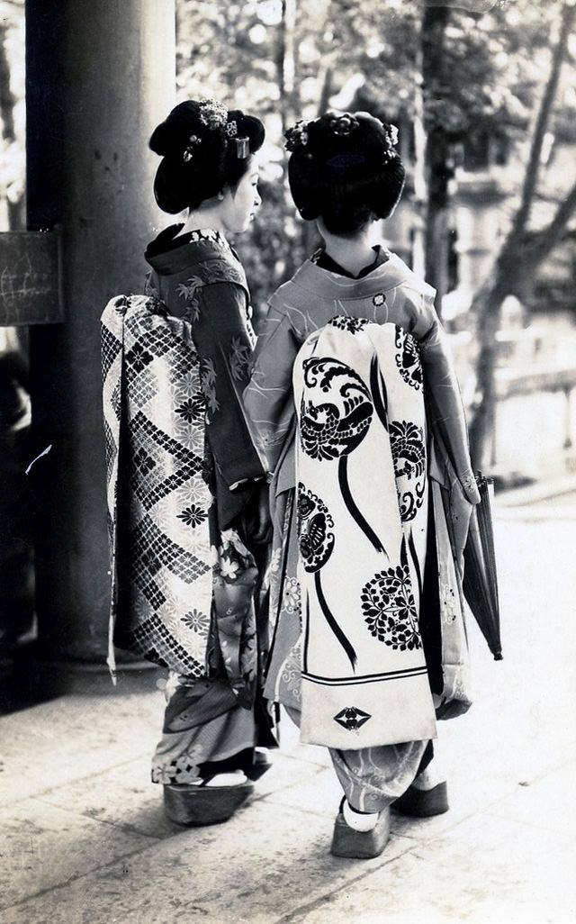 Two Maiko girls from behind, 1920s