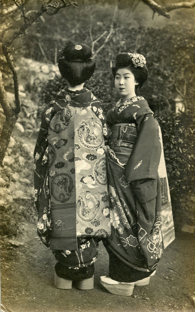 Two Maiko girls with obi of Nishijin Silk, 1917