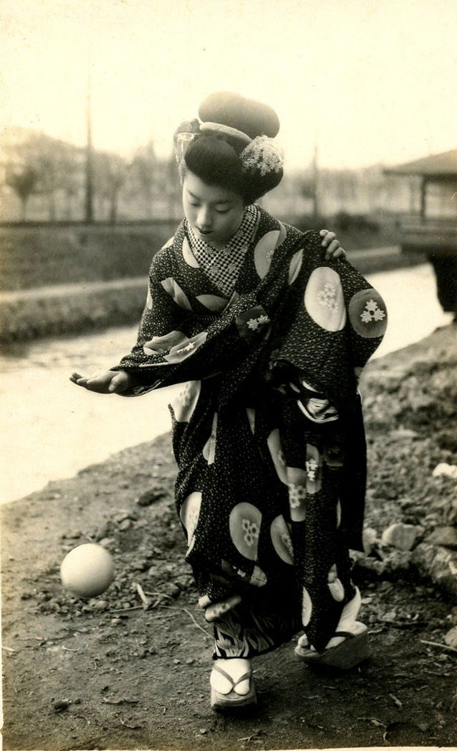 A Maiko playing with a ball, 1920s