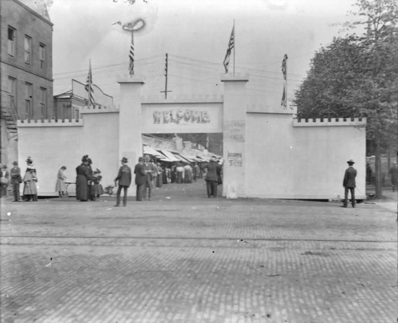 Entrance street fair Erie & Trem, 1898