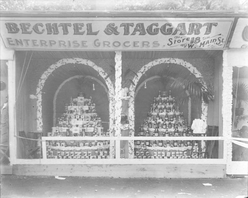 Bechtal & Taggart Grocers booth, 1898