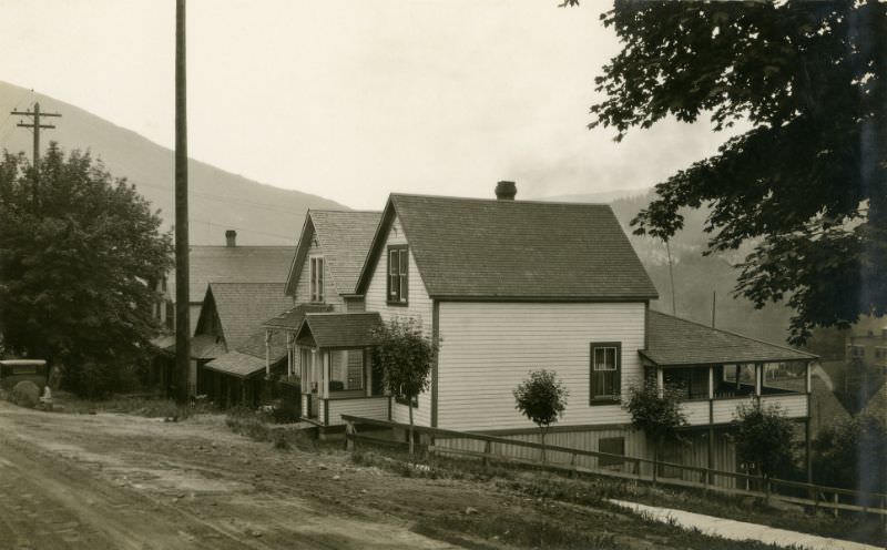 723 Victoria Street and 721 Victoria Street. Built 1900 by John Hepburn