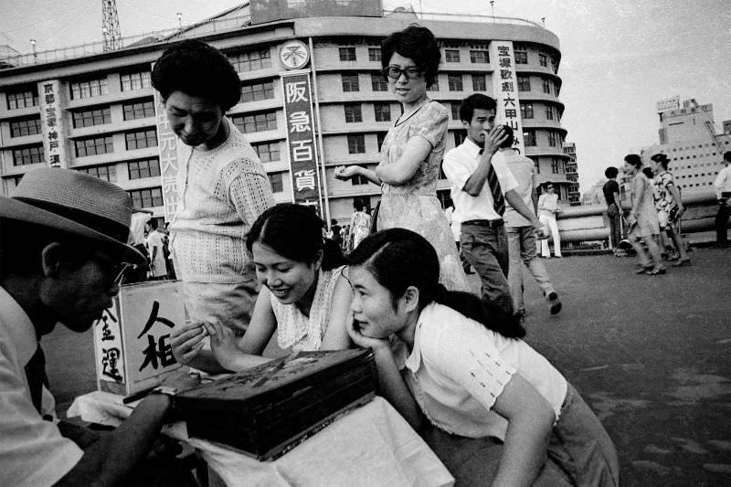 Fascinating Vintage Photos Reflect Life in 1970s Osaka