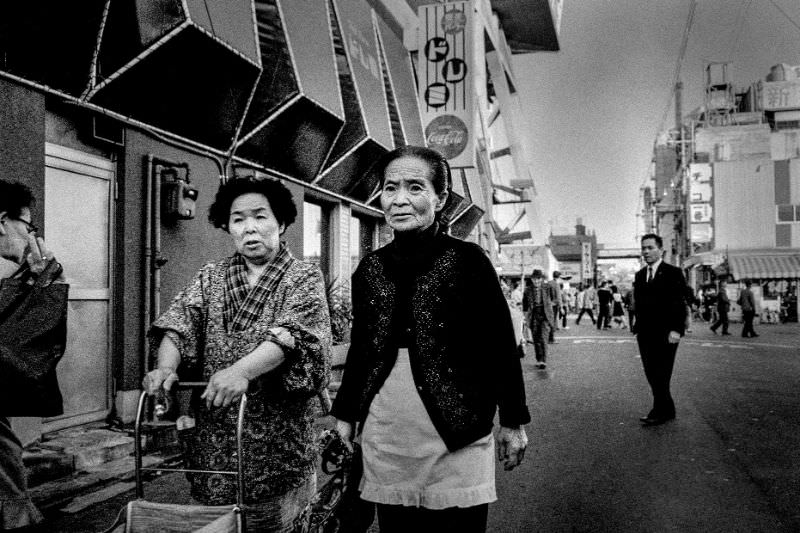 Fascinating Vintage Photos Reflect Life in 1970s Osaka