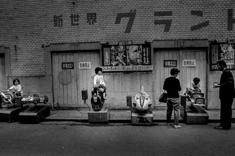 Fascinating Vintage Photos Reflect Life in 1970s Osaka