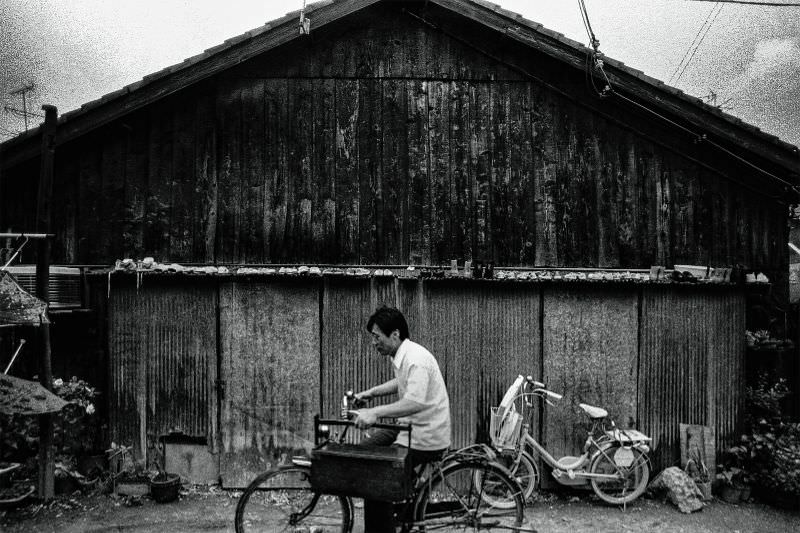 Fascinating Vintage Photos Reflect Life in 1970s Osaka