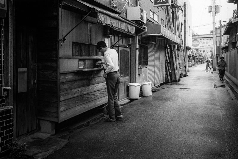 Fascinating Vintage Photos Reflect Life in 1970s Osaka