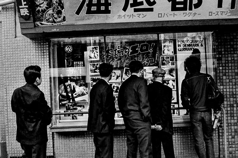 Fascinating Vintage Photos Reflect Life in 1970s Osaka