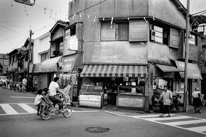 Fascinating Vintage Photos Reflect Life in 1970s Osaka