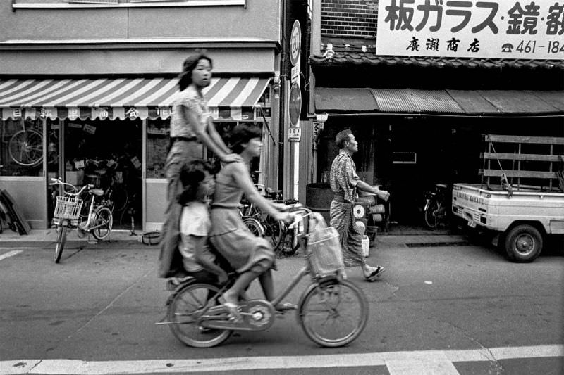 Fascinating Vintage Photos Reflect Life in 1970s Osaka