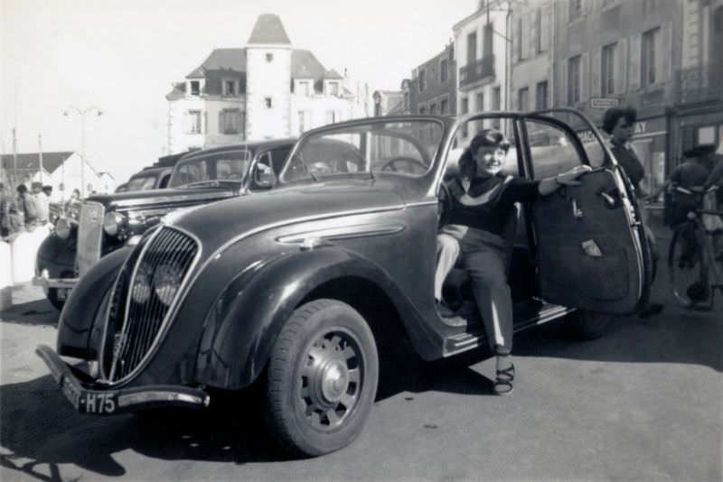 Peugeot 202 Décapotable, urban street, Paris, France 1952