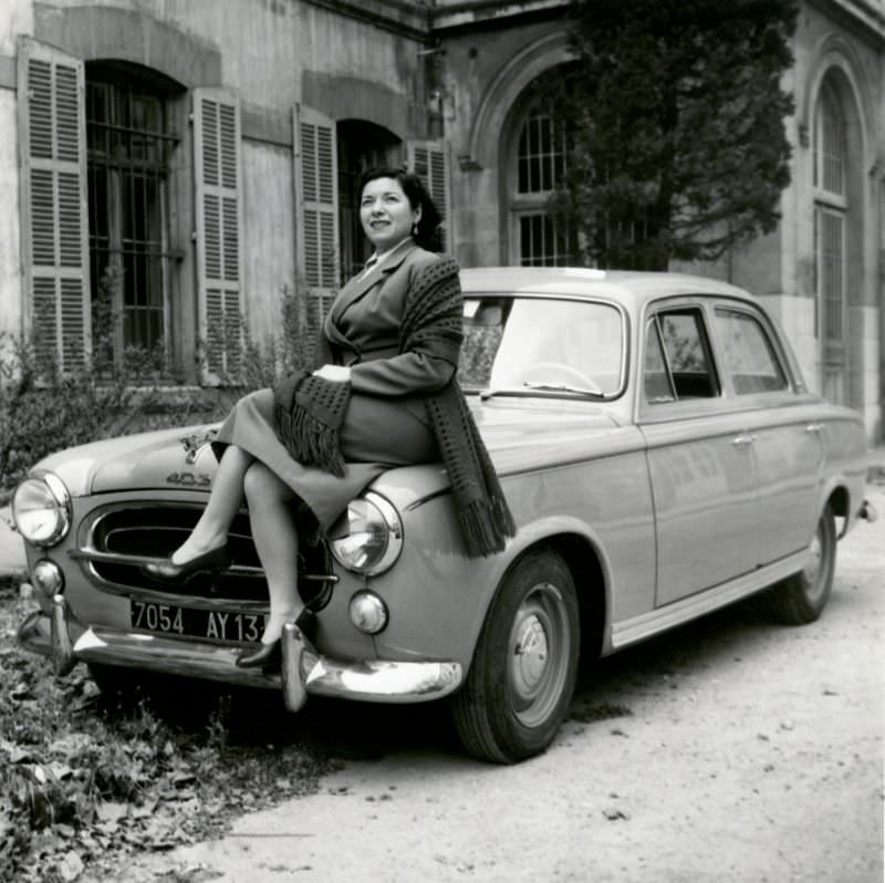 Peugeot 403, in front of a mansion or stately home, Bouches-du-Rhône, France 1959